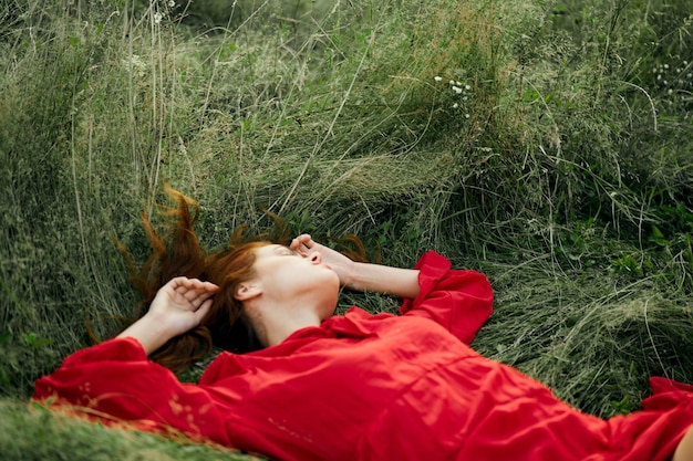 Mujer joven tendida en el campo