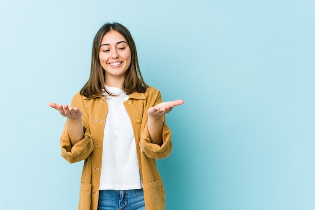 Mujer joven, tenencia, algo, con, palmas