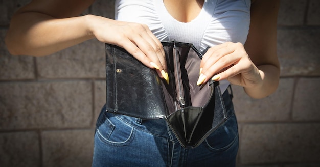 Foto mujer joven, tenencia, billetera vacía, no, dinero