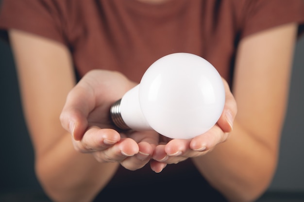 Mujer joven, tenencia, un, bombilla de luz