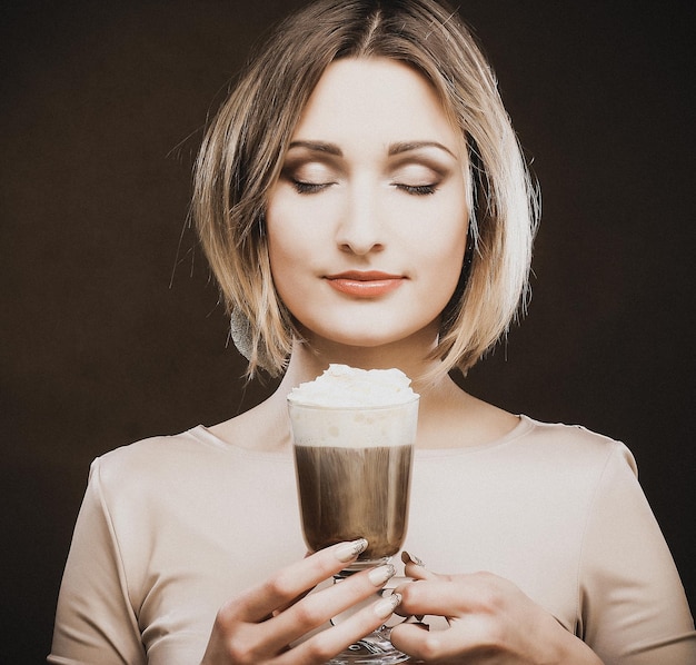 Mujer joven, tenencia, café, latte, taza