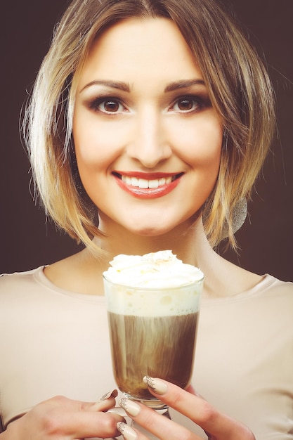 Mujer joven, tenencia, café, latte, taza