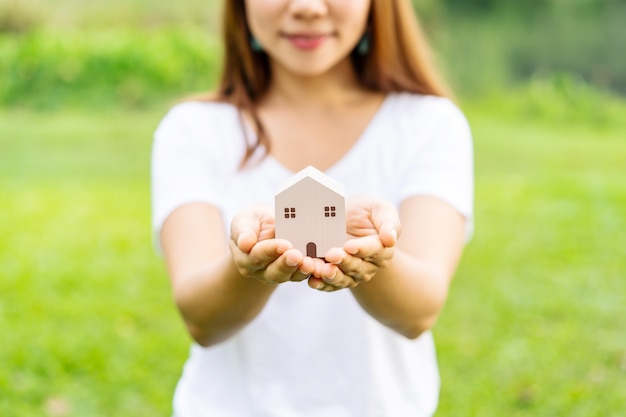 Mujer joven, tenencia, casa de madera, modelo