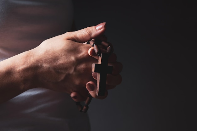 Foto mujer joven, tenencia, un, cruz de madera