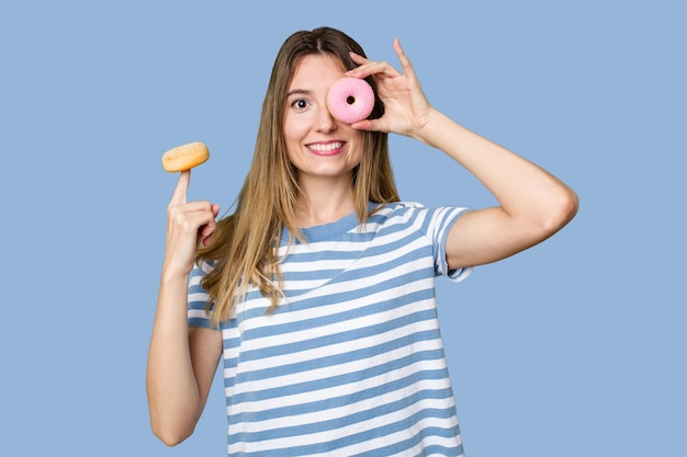 mujer joven, tenencia, donut, postre, aislado