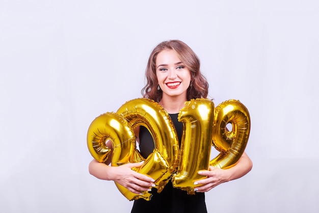 Mujer joven, tenencia, globos, en, manos