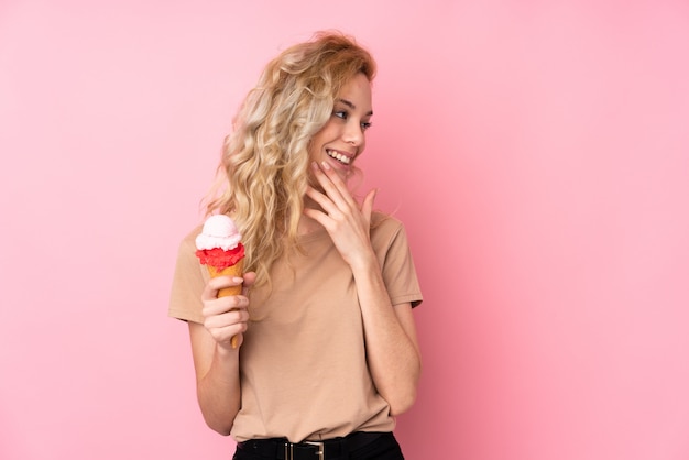 Mujer joven, tenencia, helado