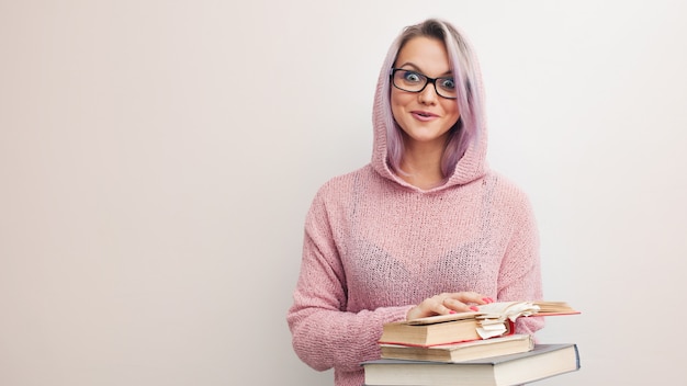 Mujer joven, tenencia, libros