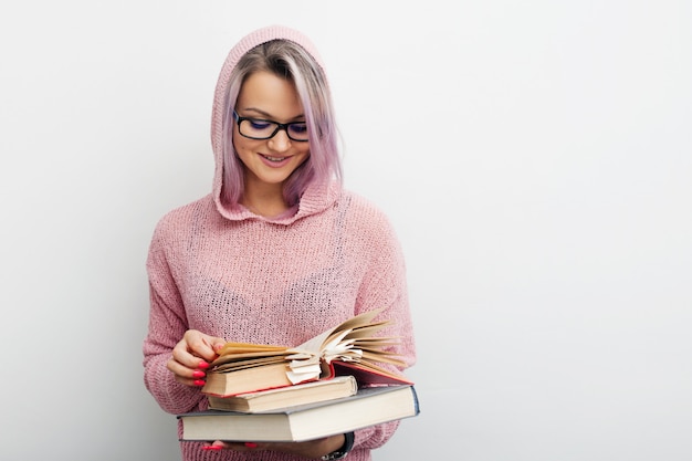 Mujer joven, tenencia, libros