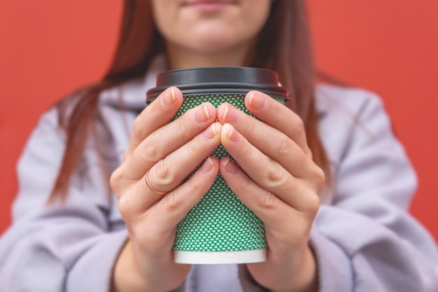 Mujer joven, tenencia, en, manos, café, vaso