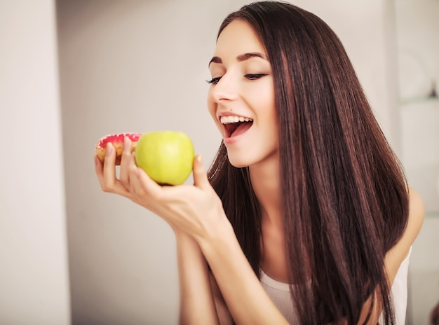 Mujer joven, tenencia, manzana