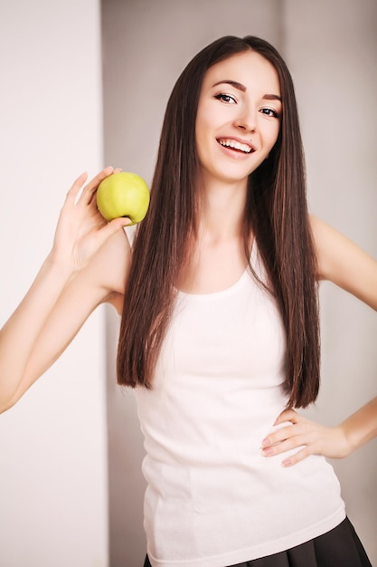 Un, mujer joven, tenencia, manzana