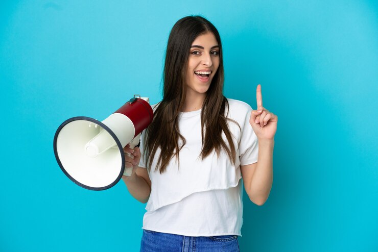 Foto mujer joven, tenencia, un, megáfono