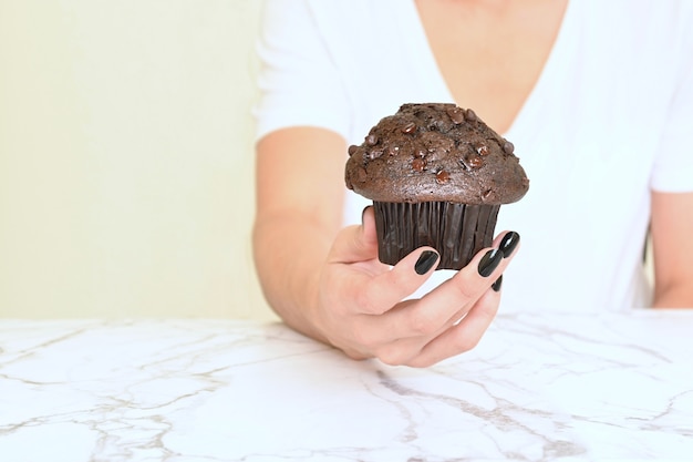 Mujer joven, tenencia, muffin de chocolate
