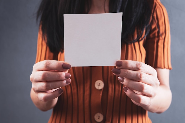 Mujer joven, tenencia, papel en blanco