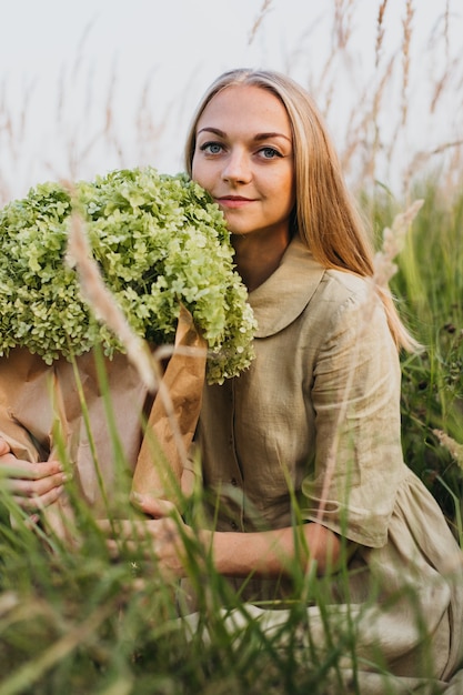 Mujer joven, tenencia, ramo de flores