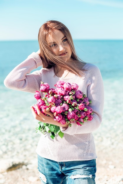 mujer joven, tenencia, ramo, de, rosa, peonías