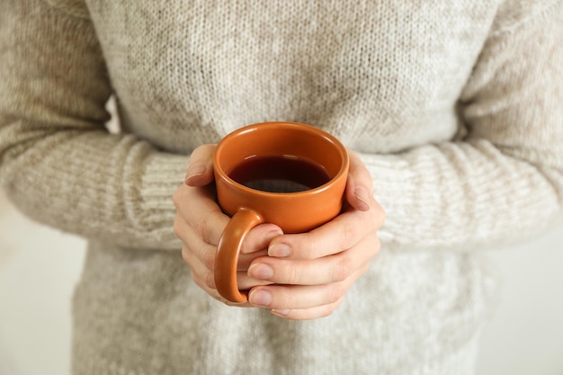 mujer joven, tenencia, taza de té, primer plano