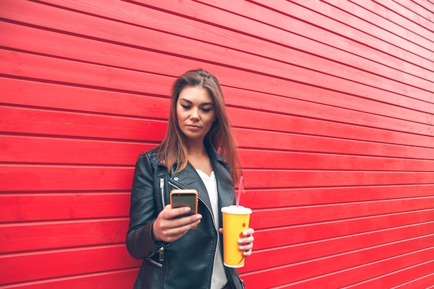 Mujer joven, tenencia, un, teléfono móvil, en, manos