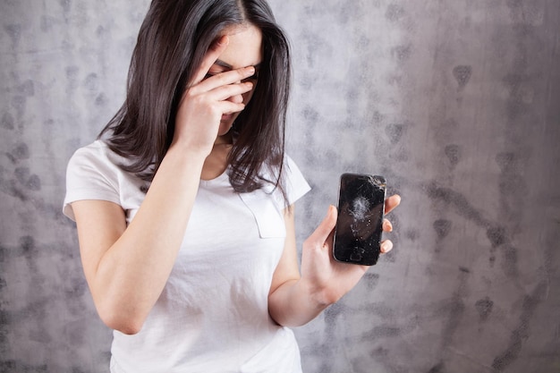 Mujer joven, tenencia, teléfono roto