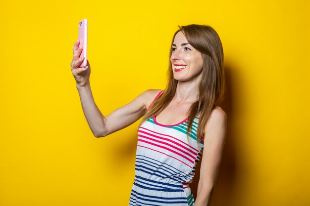 Foto mujer joven, tenencia, un, teléfono