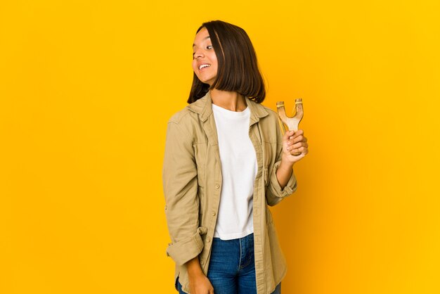 Mujer joven, tenencia, un, tirachinas