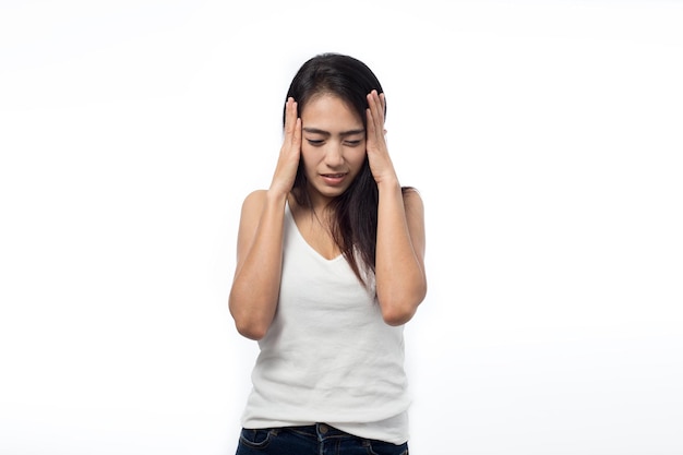 mujer joven, tener dolor de cabeza, blanco, plano de fondo