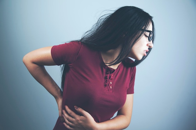mujer joven, tener, dolor, en, ella, espalda