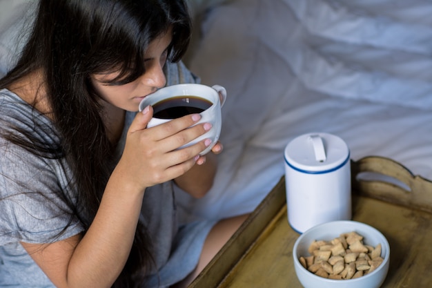 Mujer joven, teniendo, desayuno, en cama