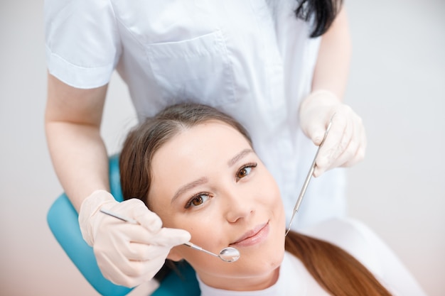 mujer joven, teniendo, tratamiento dental, en, dentista, oficina