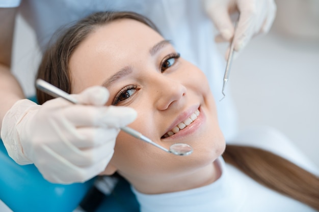 mujer joven, teniendo, tratamiento dental, en, dentista, oficina