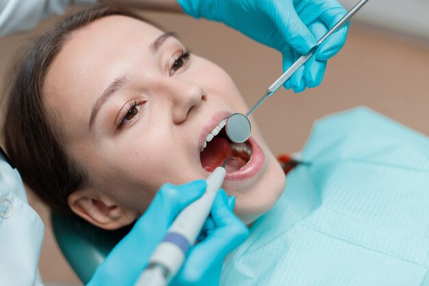 mujer joven, teniendo, tratamiento dental, en, dentista, oficina