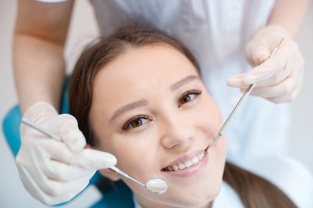 mujer joven, teniendo, tratamiento dental, en, dentista, oficina