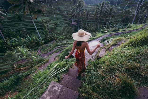 Mujer joven en la terraza de arroz