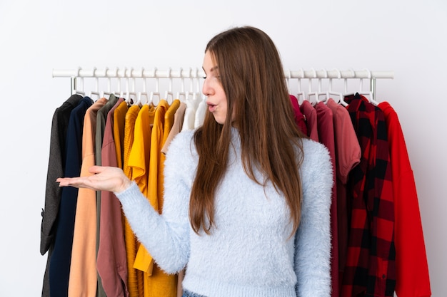 Mujer joven en una tienda de ropa