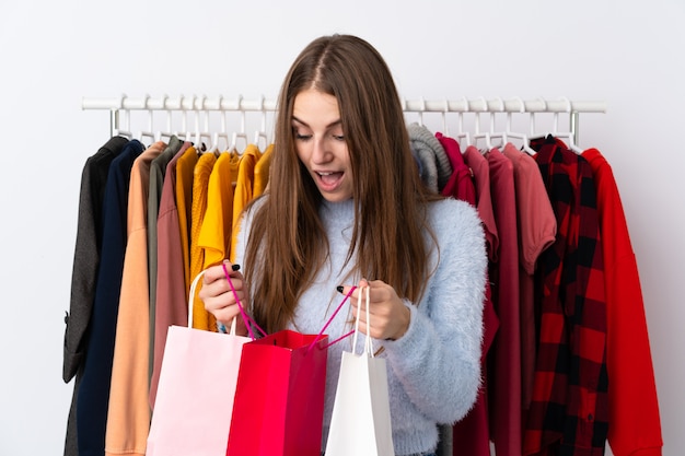 Foto mujer joven en una tienda de ropa