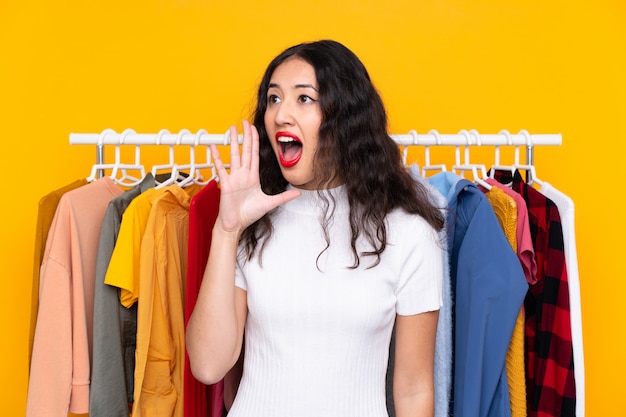 Mujer joven en una tienda de ropa