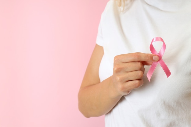 Mujer joven tiene cinta de concienciación sobre el cáncer de mama, cerrar