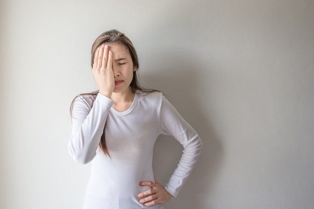 Mujer joven tiene dolor de cabeza