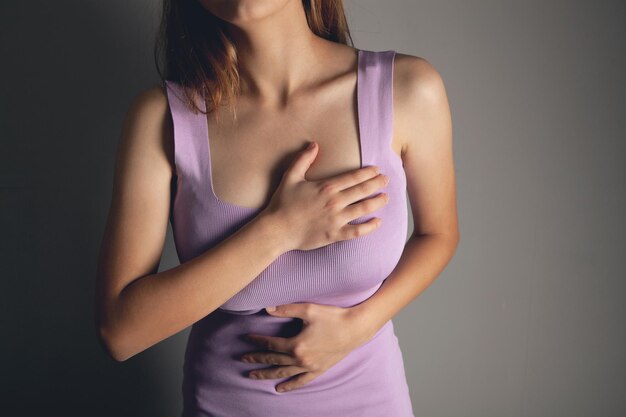 Foto una mujer joven tiene dolor de estómago.