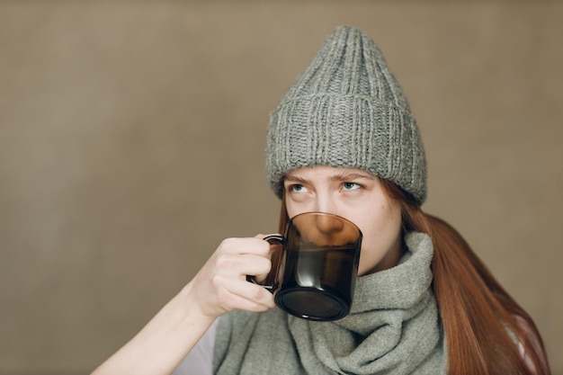 La mujer joven tiene gripe, catarro, enfermedad, enfermedad, tratamiento, retención en frío, envases de tabletas, almohadas, medicamentos