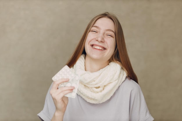 La mujer joven tiene gripe catarro enfermo enfermo tratamiento de la enfermedad congelación envasado de tabletas almohada