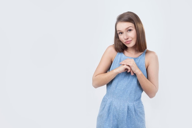 Mujer joven tímida en vestido azul