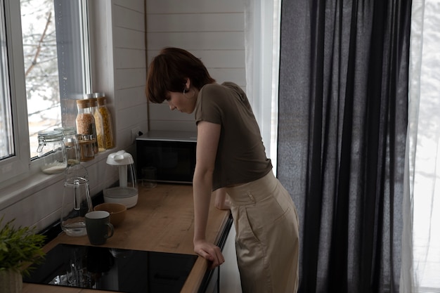 Mujer joven de tiro medio en la cocina