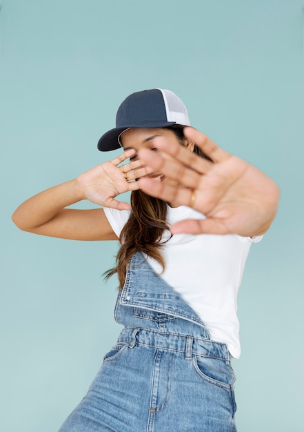 Foto mujer joven de tiro medio con sombrero de camionero