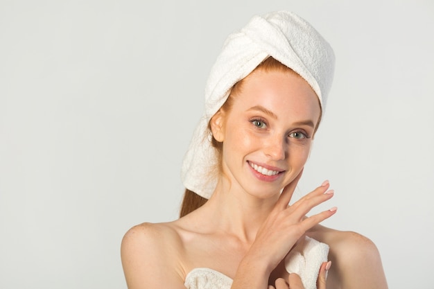 Mujer joven en una toalla blanca