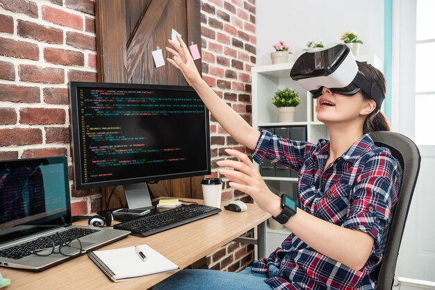 mujer joven tocando el aire usando gafas de realidad virtual en una forma de tecnología futura.