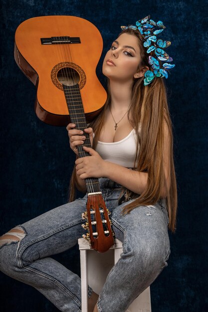 Foto mujer joven tocando la guitarra