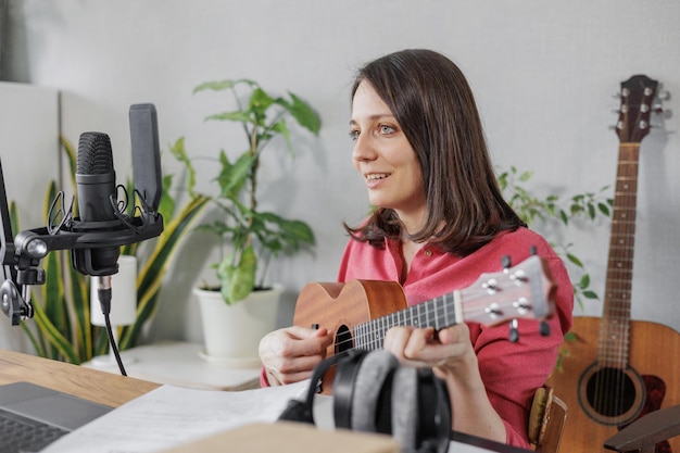 Foto mujer joven tocando la guitarra