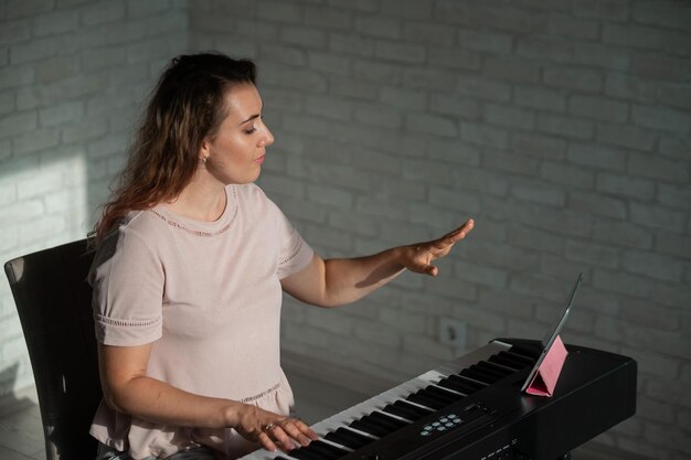 Foto mujer joven tocando el piano